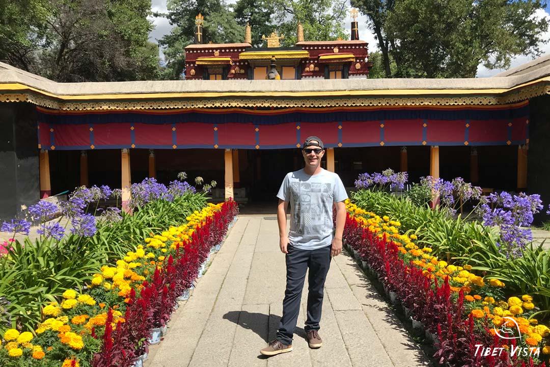 Visit enchanting Norbulingka in summer in Lhasa