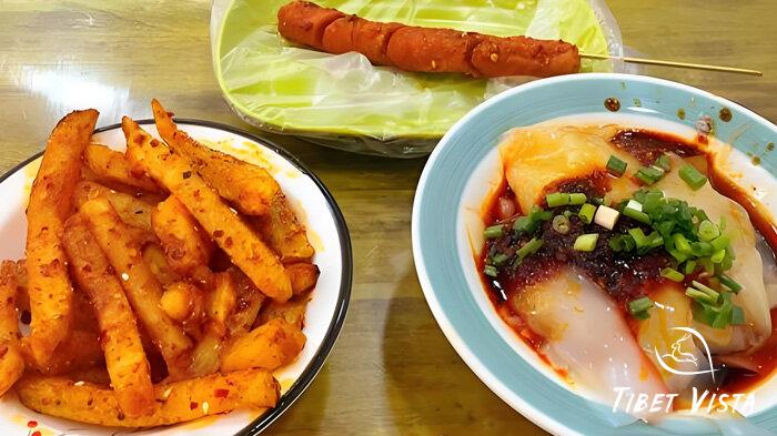 The crispy fried potatoes and a bowl of spicy cold bean jelly