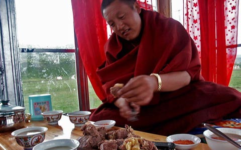 Tibetan Monk Food: Digging into the Diet of a Tibetan Monk
