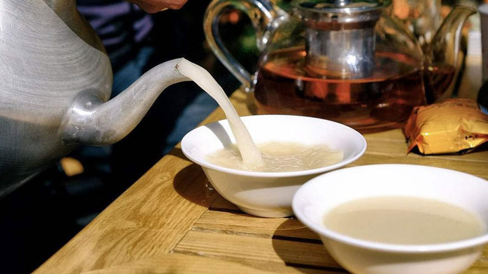 treat guest with butter tea