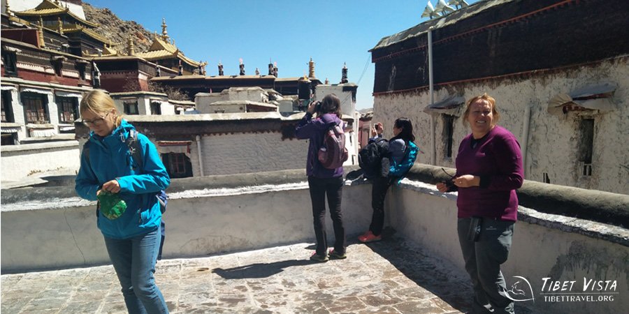 rooftop of tashilhunpo monastery