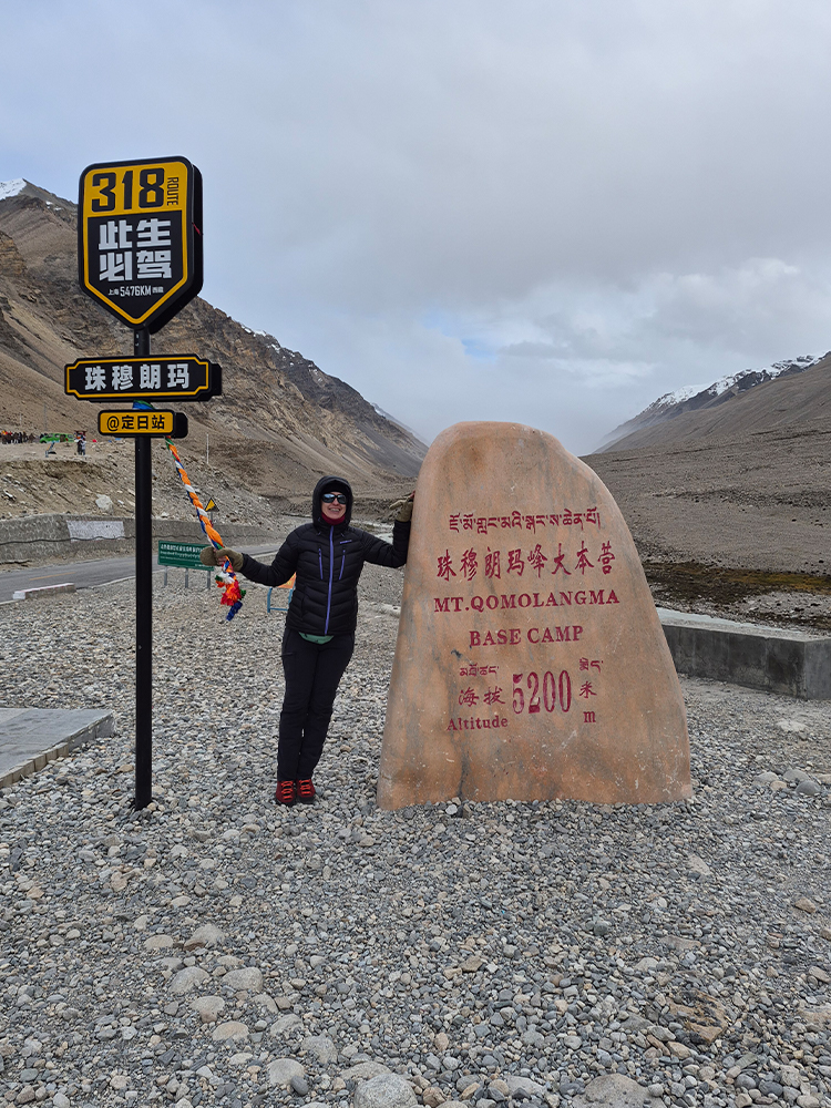 Took photos with the Mount Everest marker