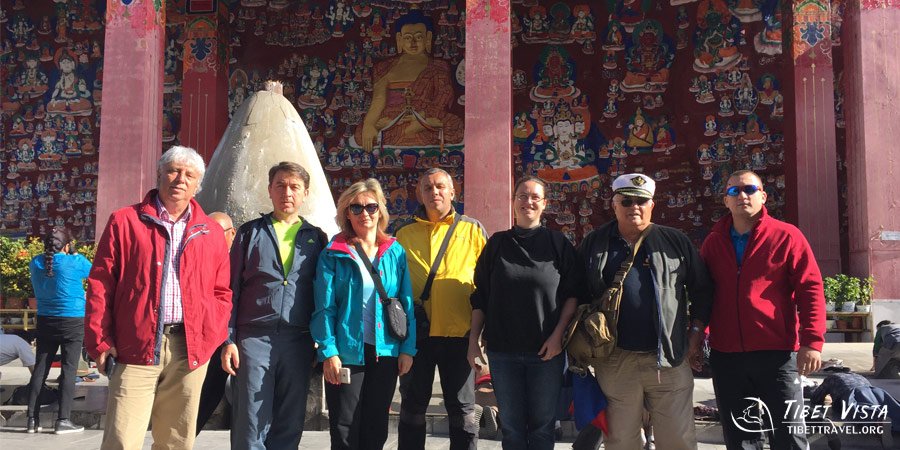 Tour Thousand Buddha Hill in Chagori in Tibet