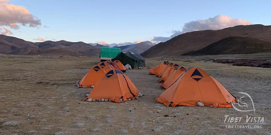 Yamdro Lake Trekking