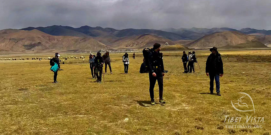 Yamdro Lake Trekking