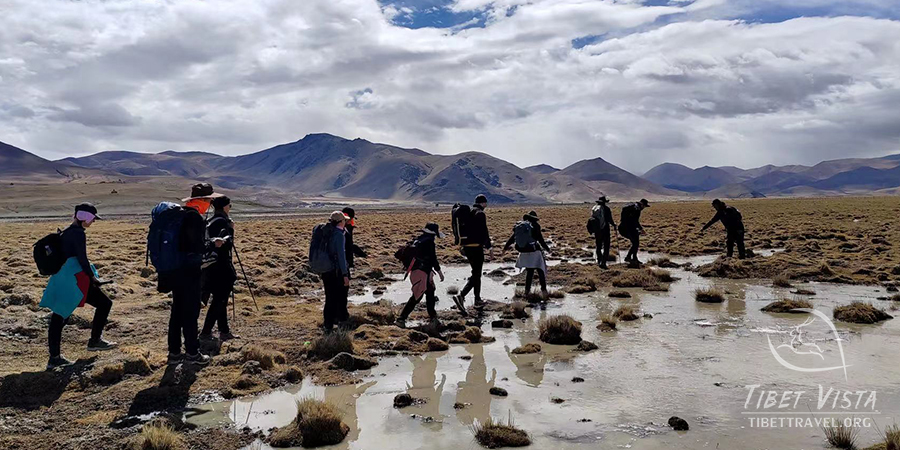 Yamdro Lake Trekking