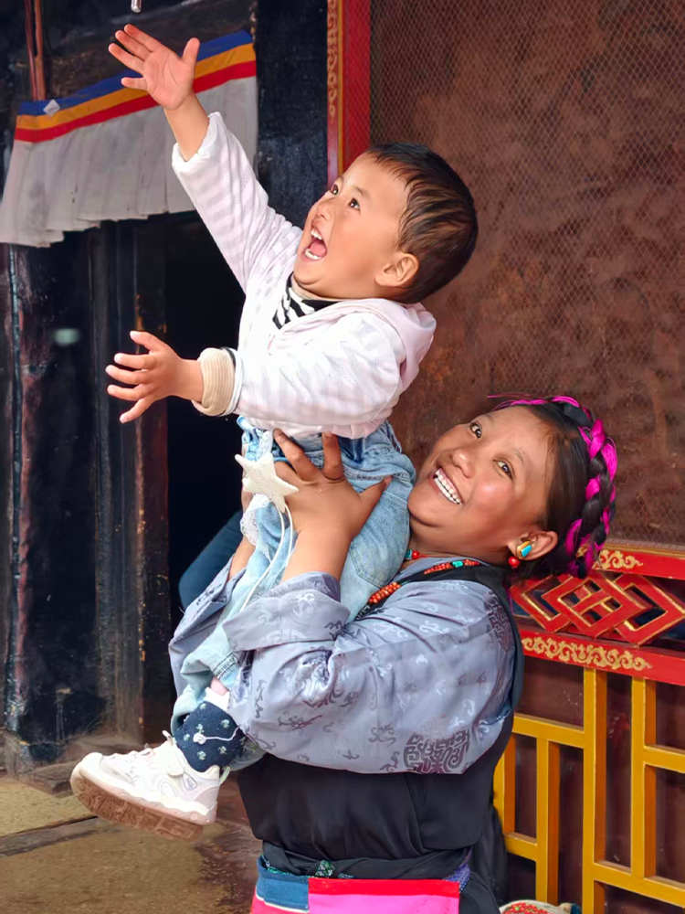 Local Tibetan family at Tashilhunpo Monastery