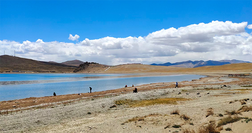 Yamdrok Lake turquoise waters in Tibet near Lhasa