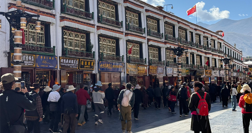 crowds at Barkhor Street Lhasa