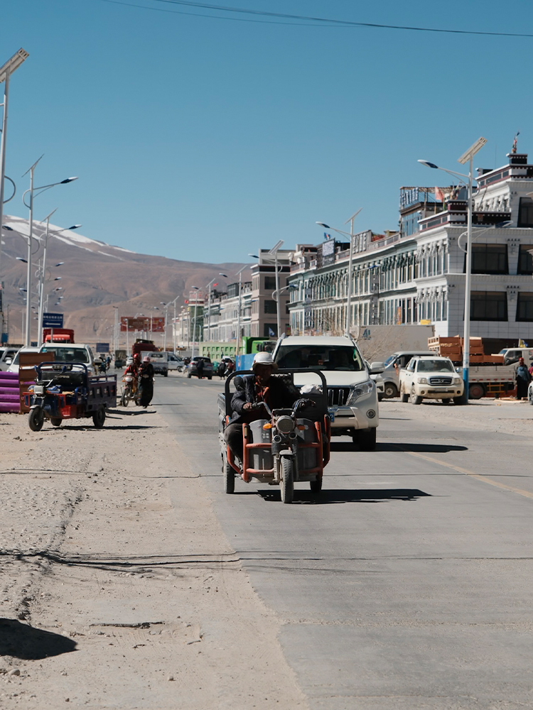 Capturing local life in Tibetan villages along the journey