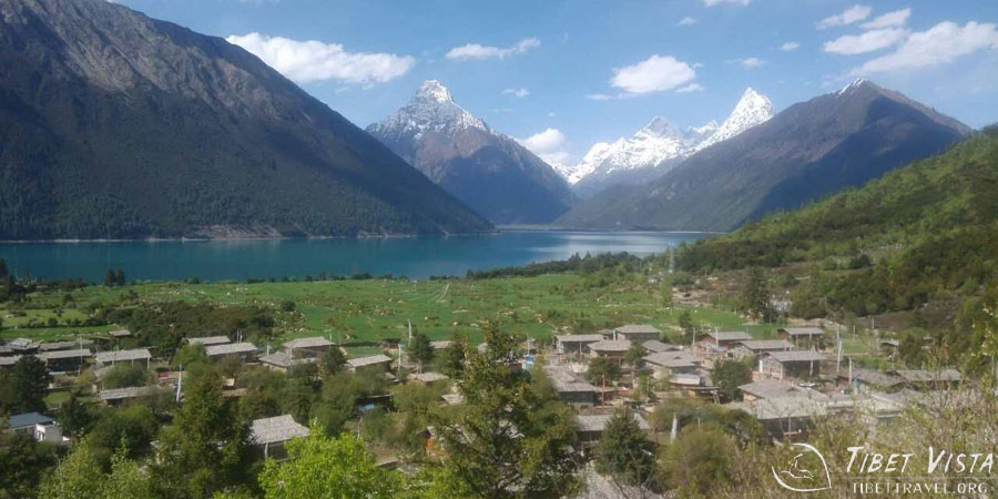The blue-green waters of Draksum-Tso