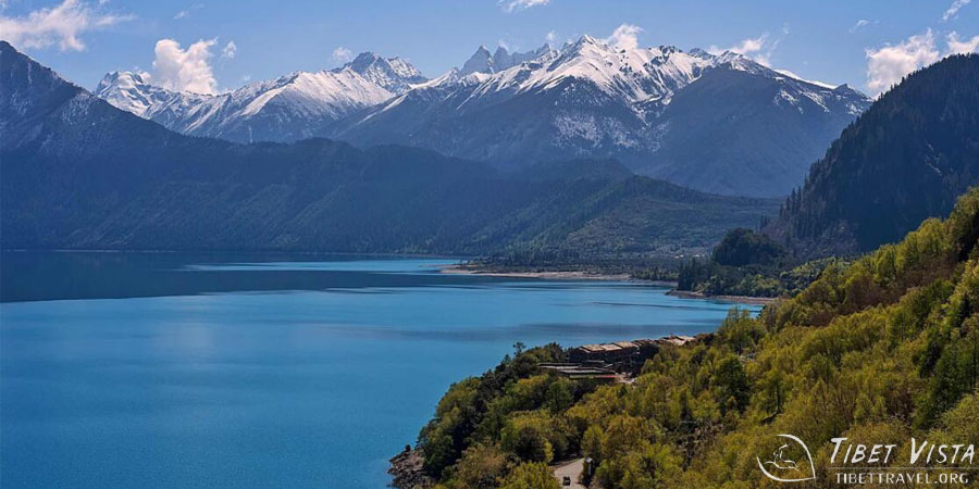 The blue-green waters of Draksum-Tso