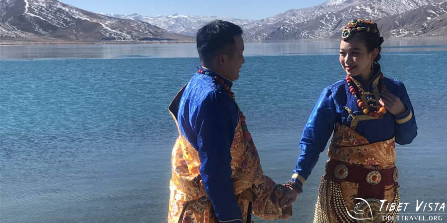Winter photo opportunities at the semi-frozen Lake Yamdrok near Lhasa