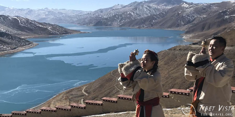 Winter photo opportunities at the semi-frozen Lake Yamdrok near Lhasa