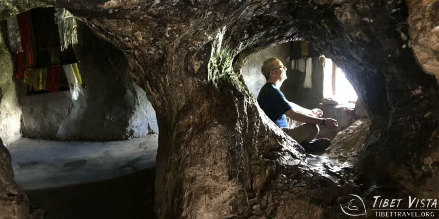 Make meditation in Drak Yerpa Meditation Cave