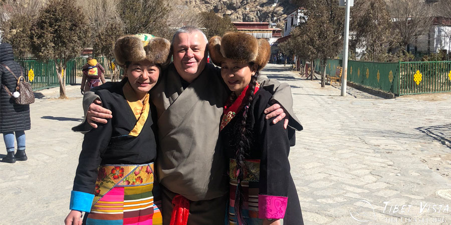 Getting a photo with the pretty Tibetan ladies