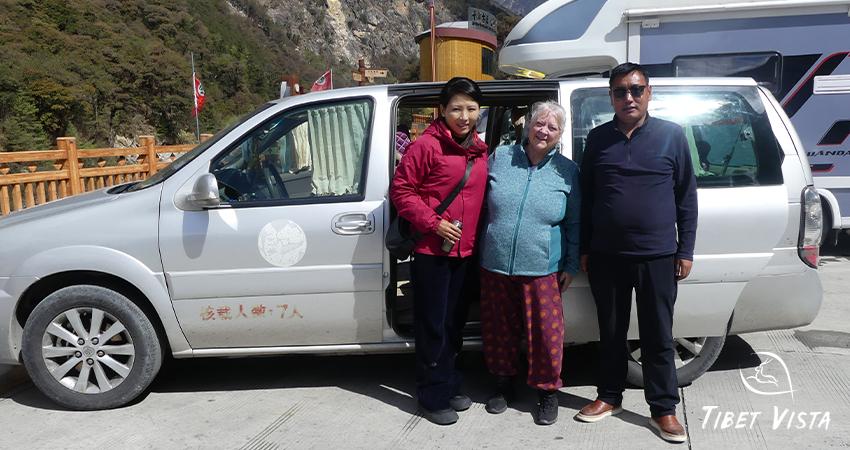 Saying goodbye to our guide Lhakdon and driver Namdol at the Gyirong Border