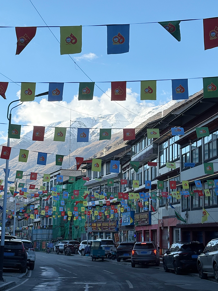 Gyirong town street