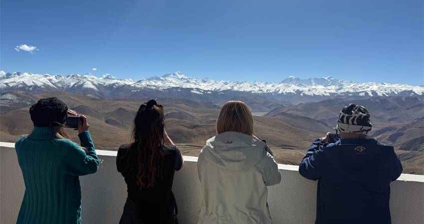 tourists photographing Himalayan range at Gawu La