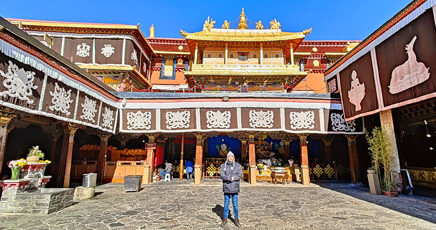 Visit Jokhang Temple in Lhasa