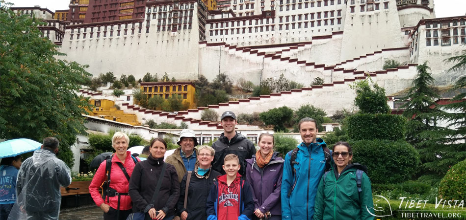 A photo in front of Potala Palace