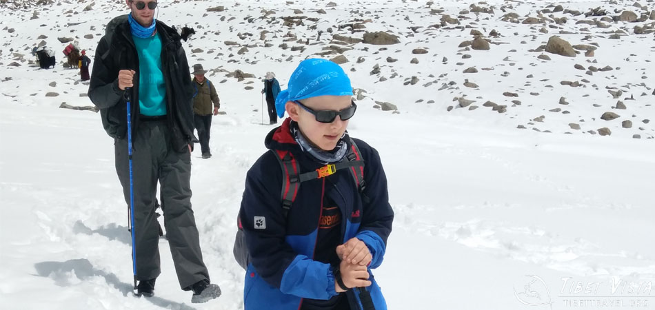  The young boy hiking in the snow 