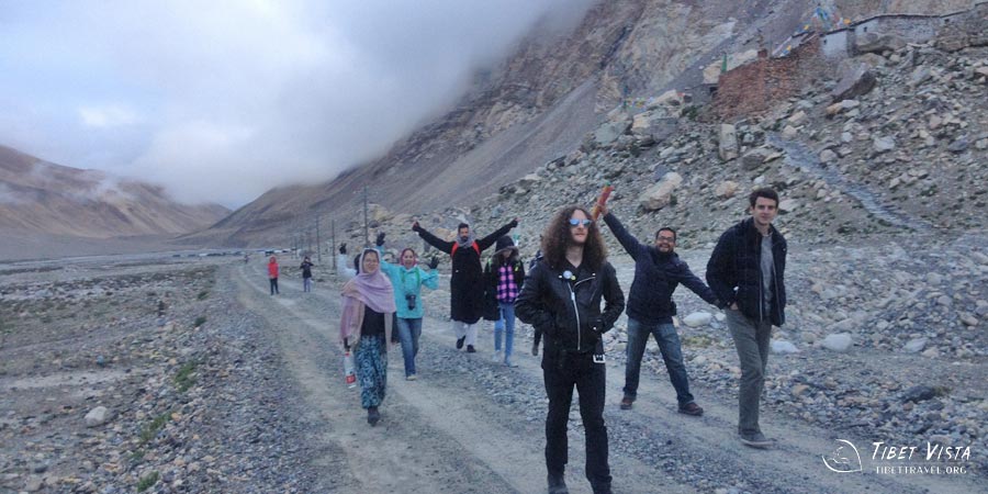 trek from rongbuk monastery to ebc