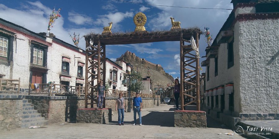 old street in gyantse