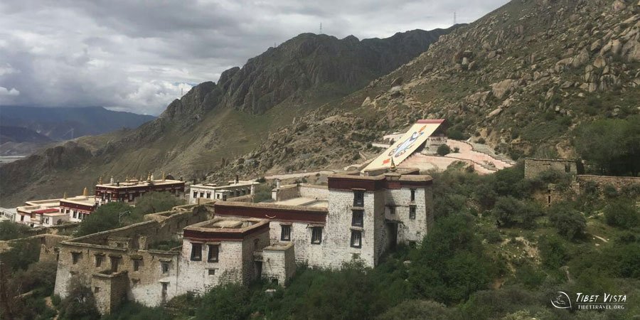 drepung monastery in tibet