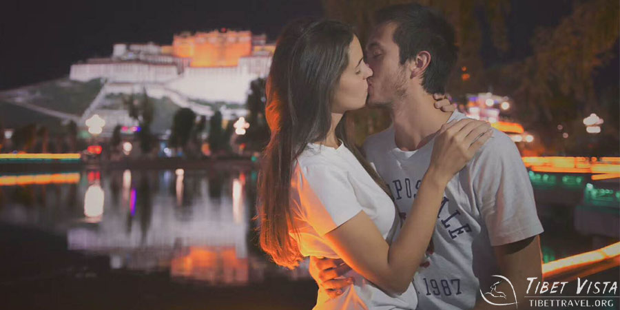 A kiss in front of the holy Potala Palace