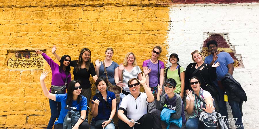  Photo with travelling fellows 