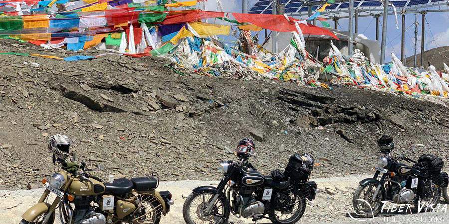  Unpaved Road in Tibet 