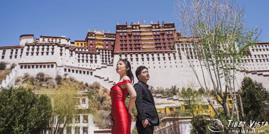 Wedding photo shoot in front of Potala Palace