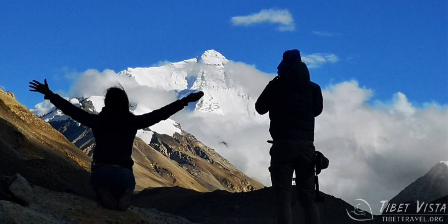 Taking a photo of your beloved one with Mt.Everest