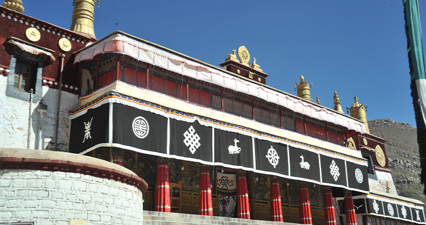 Exploring Drepung Monastery assembly hall in Lhasa