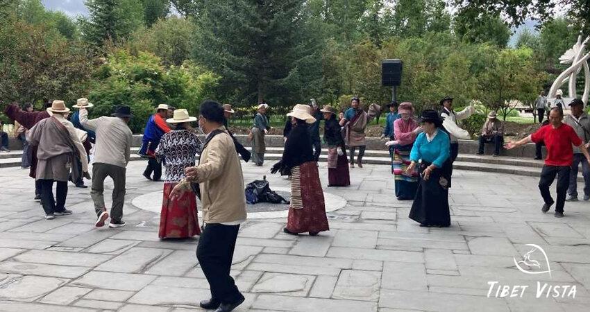 Longwngtan Park Local Dance