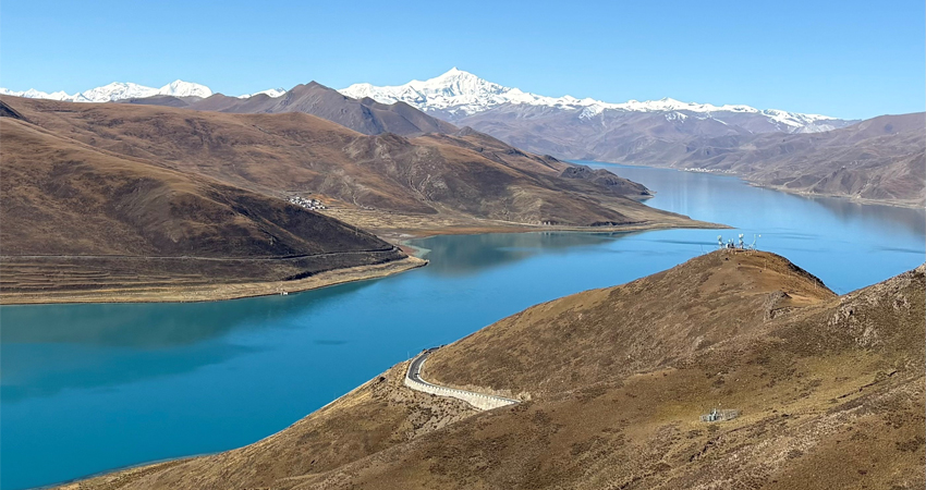 turquoise yamdrok lake on the way from lhasa to shigatse