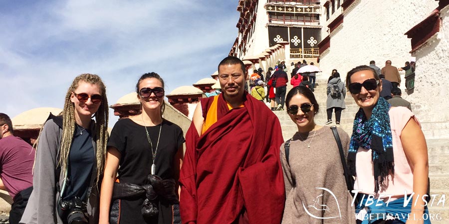 Photos with Tibetan monks 