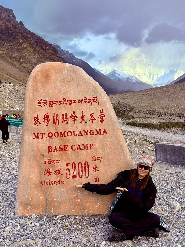 take photos with the Mount Everest marker