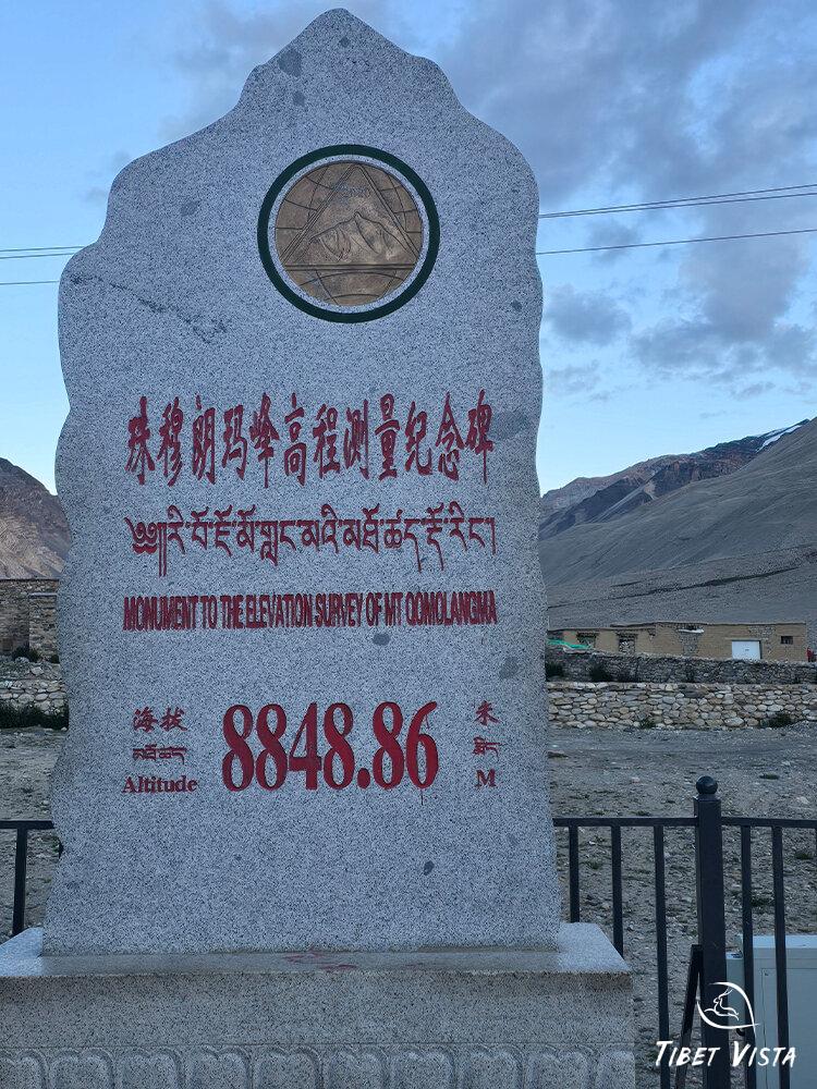 mount everest marker at tibet ebc