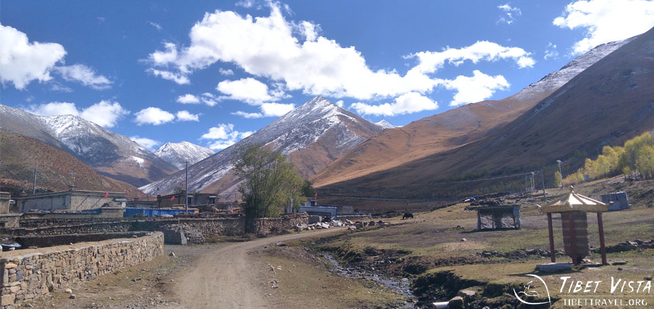 Arriving in Chuxi Village in Dagz&ecirc; County