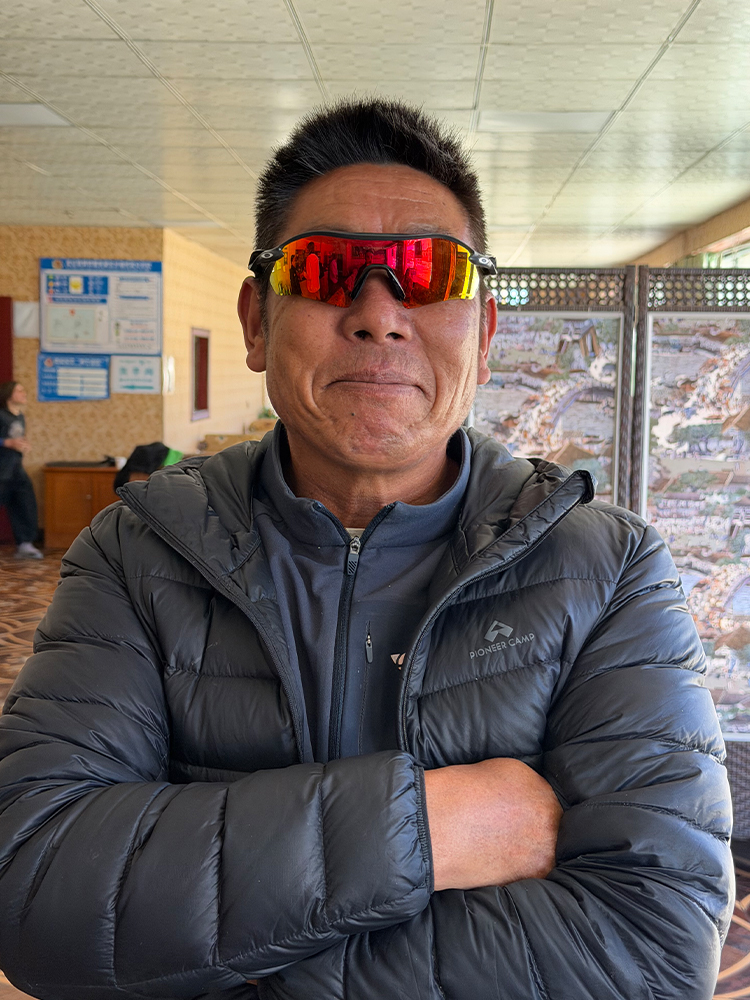 Professional local Tibetan driver from Tibet Vista