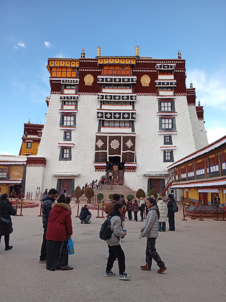 Visitors entering White Palace of Potala Palace in Lhasa