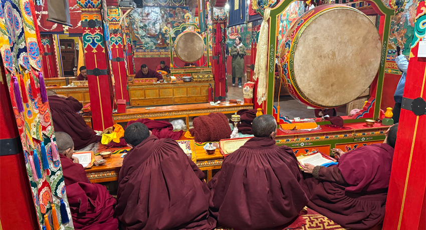 Monks and nuns praying at Rongbuk Monastery