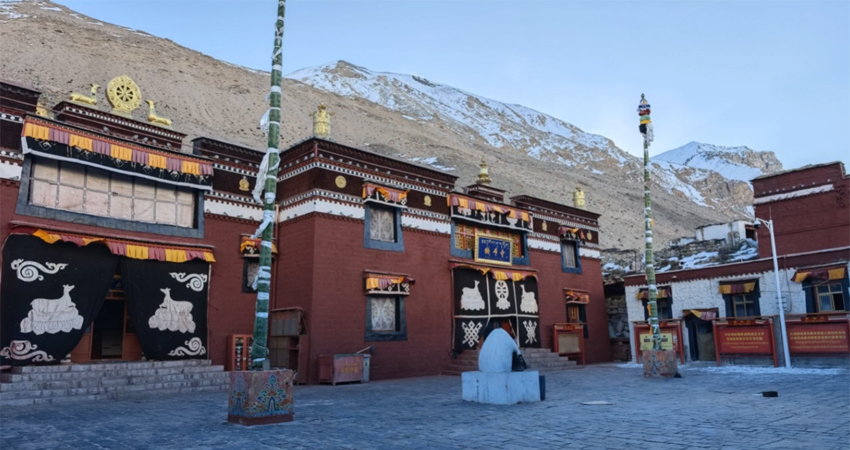 Rongbuk Monastery, the world&rsquo;s highest monastery in Tibet