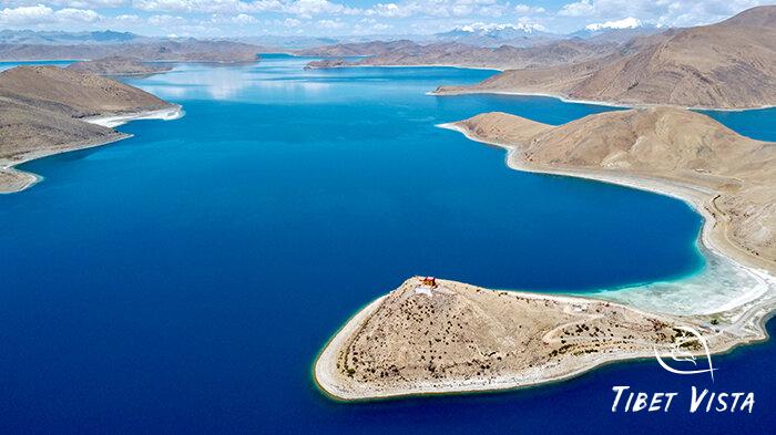 Rutok Temple is located in the middle of Yamdrok Lake.