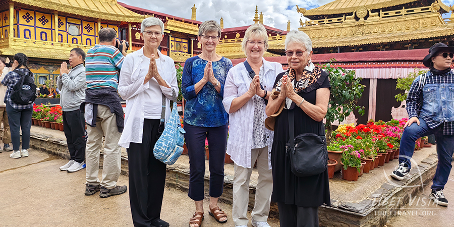 Granny Exploring Lhasa