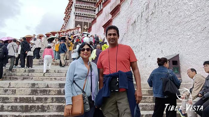 Walk along the wHite House of Potala Palace.
