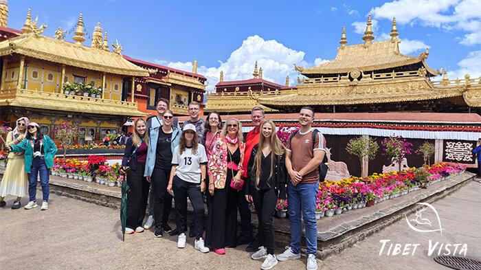 Sunny day at Jokhang Temple.