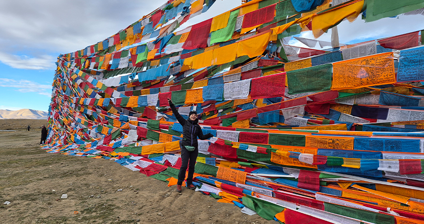 Take photos amidst a sea of ​​Tibetan prayer flags